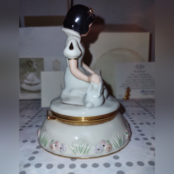 Disney Lenox Treasure Box Snow White - Picture 2 of 7